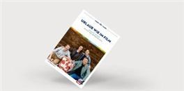 Ein Buchcover mit dem Titel "Urlaub wie im Film". Darauf sind vier Personen abgebildet, die lächeln und entspannt posieren.