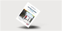 Ein Magazincover mit dem Titel "Routen & Touren". Auf dem Bild sind Menschen beim Wandern im verschneiten Wald zu sehen.