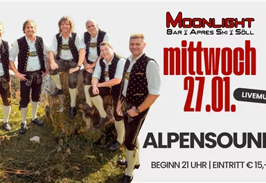 Eine Gruppe von Musikern in traditioneller Tracht steht zusammen. Sie sind für ein Livemusik-Event im Moonlight Bar in Söll angekündigt.