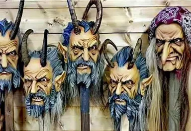 Eine Reihe von gruseligen Masken mit Hörnern und langen Bärten. Diese Figuren zeigen ein furchterregendes und mystisches Aussehen.