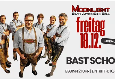 A group of men in traditional attire stands together and smiles. The advertisement announces a live music event at the Moonlight Bar in Söll.
