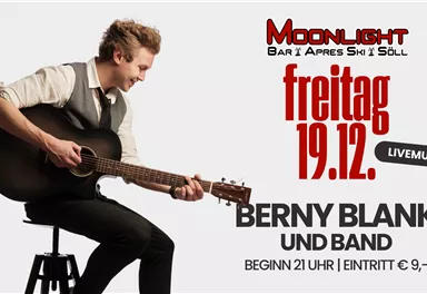 Ein junger Mann spielt Gitarre und singt. Das Ereignis findet am Freitag, den 19. Dezember, im Moonlight Bar in Söll statt.