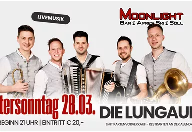 Eine Band steht auf einer Bühne in traditionellen Trachten und spielt Musikinstrumente. Der Text kündigt ein Livekonzert am Freitag, den 27.03., in der Moonlight Bar an.