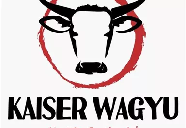 Ein Logo von Kaiser Wagyu zeigt den Kopf eines Stiers in einem roten Kreis. Darunter steht "Kobe Quality" in auffälliger Schrift.