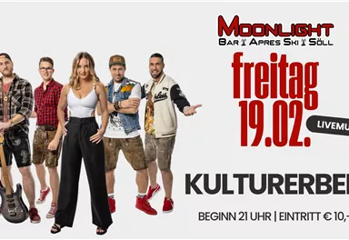 Eine Gruppe von fünf Musikern steht auf der Bühne. Das Event findet am Freitag, dem 26.12., im Moonlight Bar in Söll statt.