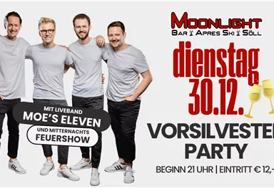 Eine Gruppe von vier Männern in grauen T-Shirts steht zusammen und lächelt. Im Hintergrund steht „Vorsilvester Party“ und Informationen zu einer Veranstaltung.