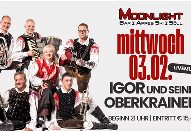 Eine Musikgruppe im traditionellen Outfit spielt Instrumente. Der Text kündigt ein Live-Event im Moonlight Bar in Söll an.