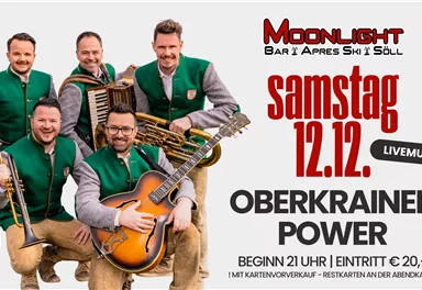Eine Musikgruppe im traditionellen Outfit spielt Instrumente. Der Text kündigt ein Live-Event im Moonlight Bar in Söll an.