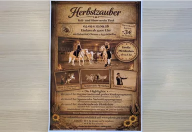 Ein Plakat für die große Pferdeshow in Scheffau mit dem Titel "Herbstzauber". Die Veranstaltung findet vom 13. bis 20. September statt.