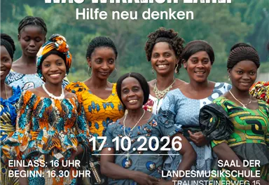Eine Gruppe von Frauen in bunten traditionellen Kleidern steht fröhlich zusammen in einer grünen Umgebung. Der Text auf dem Bild kündigt eine Veranstaltung zur Unterstützung von TSHUMBE an.