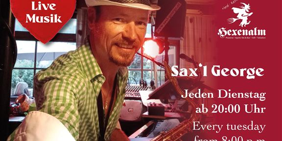 Ein Musiker spielt Saxophon in einem gemütlichen Ambiente. Die Veranstaltung steht unter dem Motto "Live Musik".