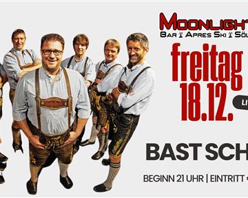 A group of men in traditional attire stands together and smiles. The advertisement announces a live music event at the Moonlight Bar in Söll.