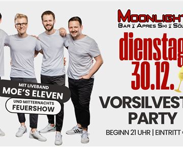 Eine Gruppe von vier Männern in grauen T-Shirts steht zusammen und lächelt. Im Hintergrund steht „Vorsilvester Party“ und Informationen zu einer Veranstaltung.