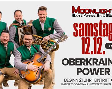 Eine Musikgruppe im traditionellen Outfit spielt Instrumente. Der Text kündigt ein Live-Event im Moonlight Bar in Söll an.