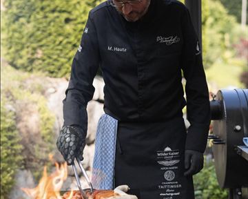 Scheffau_Grillabend Leitenhof_Chef grillt