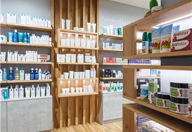 Ein modernes Geschäft mit Regalen voller Pflegeprodukte und Wellnessartikeln. Die Wände sind aus Holz und die Produkte sind ordentlich angeordnet.