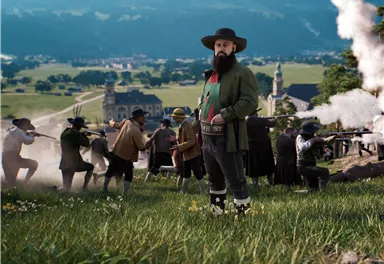 Ein Mann mit Bart und Hut steht im Vordergrund einer Landschaft. Im Hintergrund sind mehrere Personen in historischer Kleidung zu sehen, die eine Art Schießerei haben.