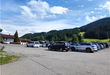 Going_Parkplatz Astbergbahn_Sommer_Wilder Kaiser