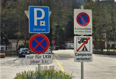 Going_Parkplatz Zentrum_Schilder_Wilder Kaiser