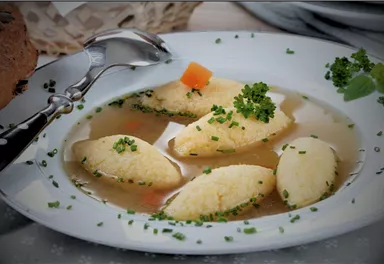 Griesnockerlsupper-Restaurant-Hotel-AlpenSchloessl