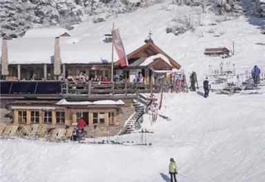 Hausansicht Winter - Jausenstation Brantlalm