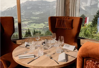 Jezz-Alm_gedeckter Tisch mit Aussicht