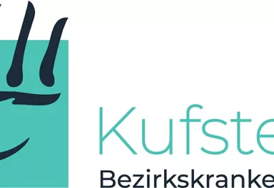 Ein Logo des Bezirkskrankenhauses Kufstein ist zu sehen. Es zeigt eine stilisierte Hand und den Schriftzug „Kufstein Bezirkskrankenhaus“.