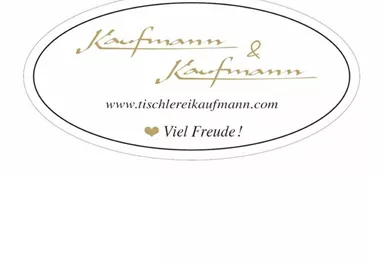 Ein elegantes Logo von Kaufmann & Kaufmann in Goldschrift. Die Webseite und der Slogan "Viel Freude!" sind ebenfalls sichtbar.