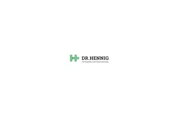 Ein einfaches Logo mit dem Namen "Dr. Hennig" in Schwarz und Grün. Es hat ein modernes Design und vermittelt einen professionellen Eindruck.