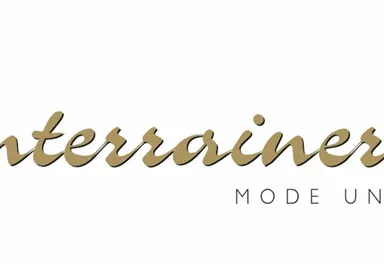 Ein elegantes Logo von "Unterrainer" mit der Aufschrift "Mode und Tracht". Die Schrift hat eine moderne und zugleich traditionelle Ausstrahlung.