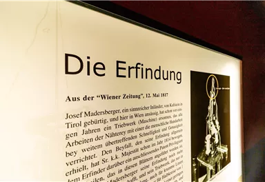 Eine Ausstellungstafel mit dem Titel „Die Erfindung“. Der Text enthält Informationen über Josef Madersberger und seine Erfindung, datiert auf den 12. Mai 1917.