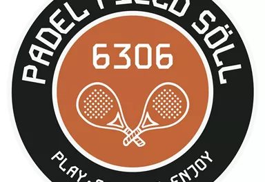 Ein runder Aufkleber mit dem Schriftzug "Padel Field Söll". Zwei Padel-Schläger und die Worte "Play, Connect, Enjoy" sind ebenfalls abgebildet.