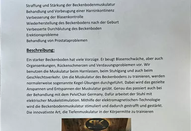 Ein informatives Plakat über den PelviChair, das die Vorteile und Anwendungen für die Stärkung des Beckenbodens beschreibt. Der untere Teil zeigt ein Bild des Geräts in einem gemütlichen Raum.