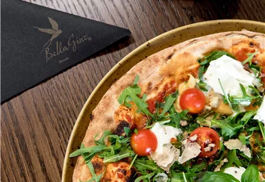 Pizza aus dem Pizzaofen
