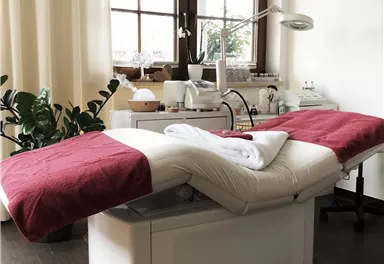 A quiet treatment room with a luxurious treatment table. The environment is bright and friendly, ideal for relaxation and wellness.