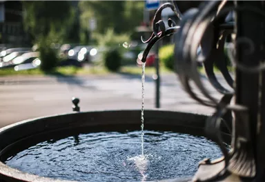 Scheffau_Trinkwasser-Brunnen_Bushaltestelle_Scheffau_Wilder Kaiser