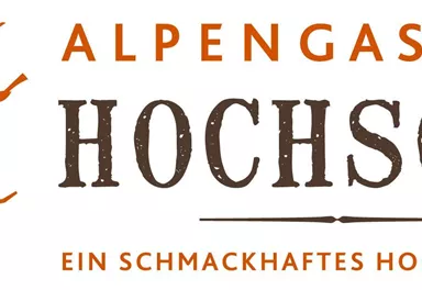 Ein einladendes Logo des Alpengasthofs Hochsöll mit einer stilisierten Hexe. Der Text betont die kulinarischen Angebote und die Gemütlichkeit des Hauses.