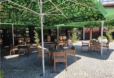 Ein modernes Restaurant mit Holzdetail und bequemen roten Stühlen. Die Beleuchtung ist angenehm und schafft eine einladende Atmosphäre.