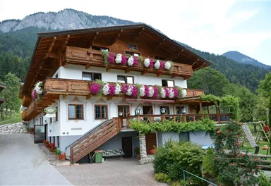 Söll_Badhaus Sommeransicht_Wilder Kaiser