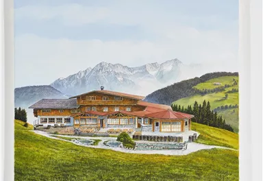 Ein großes, malerisches Holzhaus in einer grünen Hügel- und Berglandschaft. Die Szene zeigt klare Himmel und umgebende Wälder.