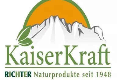 Ein Logo von KaiserKraft, das die Berge und Natur symbolisiert. Der Schriftzug hebt die Tradition und Naturprodukte des Unternehmens seit 1948 hervor.