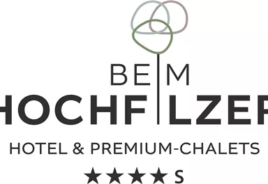 An elegant logo for the hotel and the premium chalets "Beim Hochflizer". It features the name in clear letters and four stars for the classification.