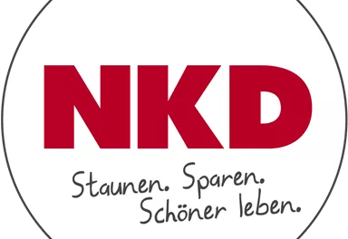 Ein Logo von NKD. Es enthält den Slogan: "Staunen. Sparen. Schöner leben."