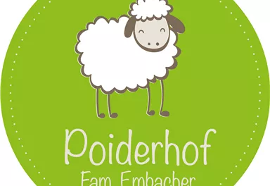 Ein niedliches gezeichnetes Schaf auf einem grünen Hintergrund. Darunter steht der Schriftzug "Poiderhof Fam. Embacher".
