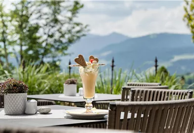 Sonnenterrass-Eiskaffee-Hotel-AlpenSchloessl-Soell