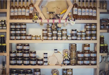 Tiroler Bienenalm Thiersee Produkteregal