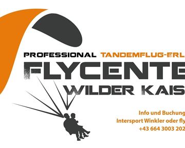 Ein Logo des Flycenters Wilder Kaiser, das Tandemflugerlebnisse anbietet. Die Grafik zeigt einen Gleitschirm und enthält Kontaktdaten für Buchungen.