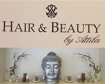 Ein stilvolles Schild mit der Aufschrift "Hair & Beauty by Attila". Darunter steht eine Buddha-Statue, umgeben von dekorativen Kerzen und Zweigen.