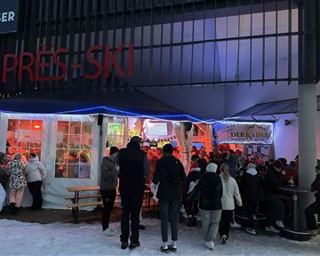 Ein Logo von "Der Kaiser", einer Après-Ski-Bar in Scheffau. Es zeigt einen stilisierten Berg und den Schriftzug in goldener und schwarzer Schrift.