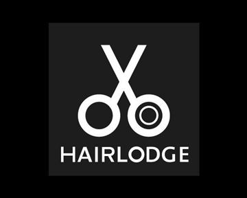 Ein einfaches Logo mit Scheren und dem Schriftzug „HAIRLODGE“. Das Design ist modern und klar auf schwarzem Hintergrund.